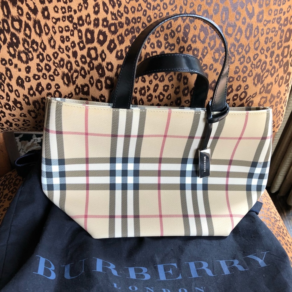 Burberry medium flowerpot nova check